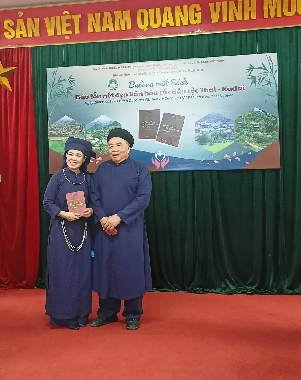PGS.TS Vương Toàn - Chủ nhiệm Chương trình Thái học Việt Nam cùng Thạc sỹ Lý Thị Chiên trong bộ trang phục truyền thống người Tày